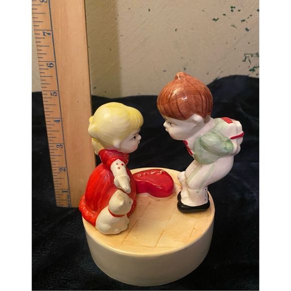 Vintage Ceramic Valentines Love Boy Girl Kitten Adorable figures on a base - Picture 5 of 10